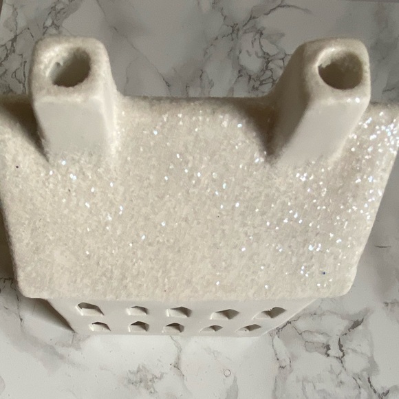 White ceramic house with glitter top. Use LED lights only . - Picture 5 of 10